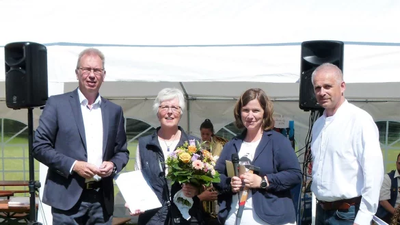 Ausgezeichnet: (von links) Andree Dietrich (1. Vorsitzender des Stadtsportverbandes Horn-Bad Meinberg), Gudrun Stenzel, Jennifer Martens (1. Vorsitzende TSV Leopoldstal) und Heinz-Dieter Kr&uuml;ger (B&uuml;rgermeister Horn-Bad-Meinberg). - &copy; TSV Leopoldstal
