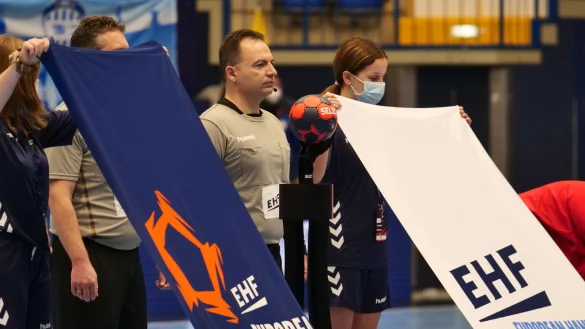 Flaggenparade in der Phoenix-Contact-Arena. Der TBV Lemgo Lippe mischt zum zweiten Mal in Folge in der European League mit. - &copy; J&ouml;rg Hagemann