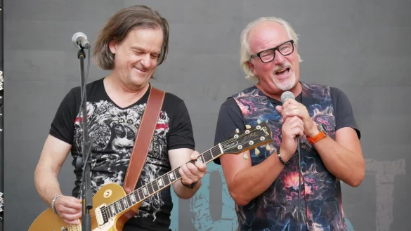 Vorband f&uuml;r Markus. Die Coverband "Mocktones" aus Hamburg mit Gitarrist Oliver Vanselow und S&auml;nger Andreas Pappert heizt dem Publikum ordentlich ein. - &copy; Thomas Kr&uuml;gler