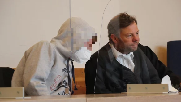 Verteidiger Dr. Andre Pott bespricht sich mit seinem Mandanten. Der Rechtsanwalt aus Detmold hat den 22-Jährigen schon öfter vor Gericht begleitet. - © Janet König