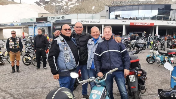 Die Zweitakt-J&uuml;nger Lippe mit (von links) Rolf-Michael Siepert, Thomas Lange, Bernd K&ouml;tz und Uwe Bruns vor der Tiefenbach-Gletscherbahn. Fotorechte (3): Rolf-Michael Siepert - &copy; Rolf-Michael Siepert
