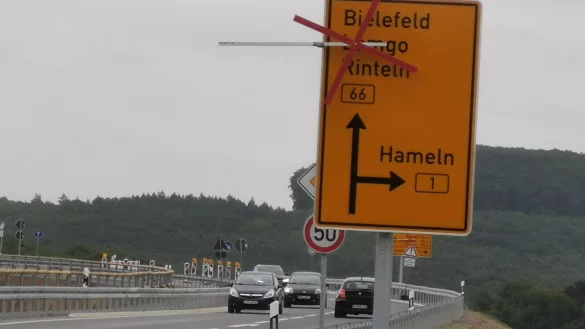 Der Verkehr rollt wieder auf der B 1. Sie wurden gestern im Bereich des Anschlusses an die k&uuml;nftige Umgehungsstra&szlig;e Barntrup nach langer Bauzeit wieder er&ouml;ffnet. Das Hinweisschild ist "Zukunftsmusik" und weist bereits auf die Verkehrsf&uuml;hrung nach der f&uuml;r n&auml;chstes Jahr geplanten Er&ouml;ffnung der B 66 neu hin. - &copy; Sylvia Frevert(LZ)