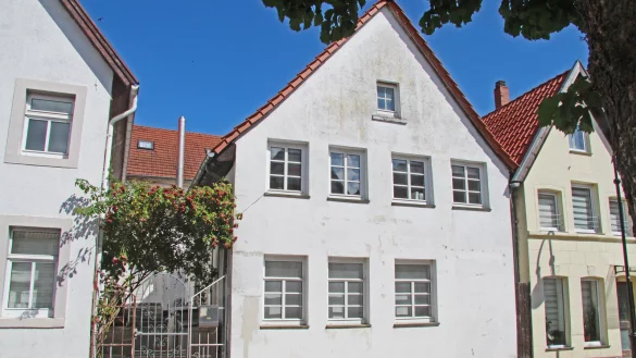 Das unscheinbare Haus Burgstra&szlig;e 29 war fr&uuml;her die Synagogenschule, das dahinter liegende Geb&auml;ude die Synagoge selbst. "&Auml;rgerlicherweise" sei eine hebr&auml;ische Inschrift Anfang der 90er Jahre entfernt worden, schrieb der Historiker Roland Linde 1995 in der Juni-Ausgabe von "Heimatland Lippe". - &copy; Dieter Asbrock