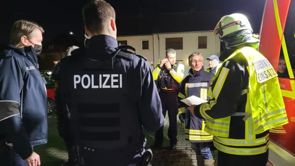 Die Helfer koordinieren beim Bombenfund in Lage die Ma&szlig;nahmen. Auch ein Seelsorger ist vor Ort. Foto: Astrid Sewing - &copy; Astrid Sewing