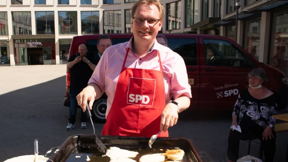 Dennis Maelzer beim Pickert-Backen in der Detmolder Innenstadt. - &copy; Patrick Bockwinkel