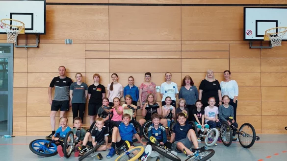 Viel Vergn&uuml;gen haben die "Ferienspa&szlig;"-Kinder gehabt, hier mit Betreuern und Helfern des RSV Knetterheide. - &copy; Marion Sander