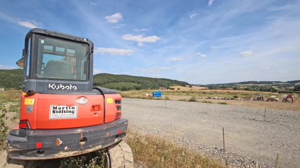 Wo die Stra&szlig;en im neuen Gewerbegebiet Echternhagen II verlaufen werden, ist bereits gut zu erkennen. Im Hintergrund ist der Rafelder Berg zu sehen. - &copy; Jens Rademacher