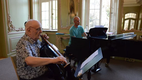 Peter Ulrich Heuer (vorne) ist froh, dass er als Cellist in Stephan Otters einen lang gesuchten Lehrer gefunden hat, der ihn einf&uuml;hlsam am Klavier begleitet. - &copy; Georg K&auml;lble