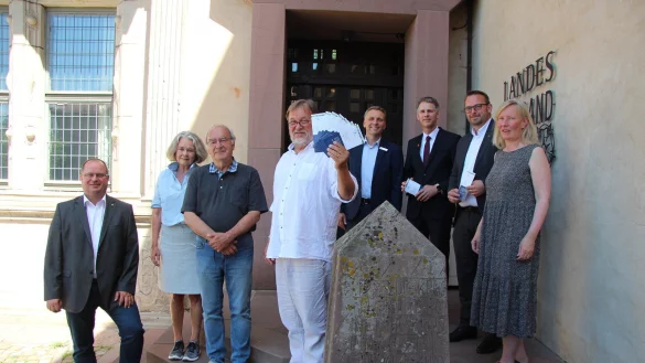 Laden ein: Arne Brand (von links), Barbara Klaus (Gesellschaft Christlich-J&uuml;dische Zusammenarbeit), Prof. Matitjahu Kellig, Johannes Vetter, die Sponsoren Oliver Bekiersch, Chrstoph Vieregge (Sparkassen), Marcus Duda (Lippische Landesbrand) und Dr. B&auml;rbel Sunderbrink (Stadt Detmold). - &copy; Katrin Kantelberg