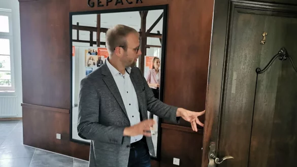 Freut sich, dass die umfangreiche Innenrenovierung des "Cigarillo" im alten Barntruper Bahnhof abgeschlossen ist und historische Elemente wie die alte Gep&auml;ckausgabe erhalten werden konnten: Barntrups B&uuml;rgermeister Borris Ortmeier. - &copy; Sylvia Frevert