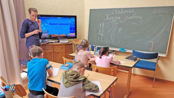Im Kinderheim wird diszipliniert gelernt. Lehrerin Lucia ist mit der Gruppe aus Mariupol geflohen. Die Lernplattform ist zugeschaltet, der Unterricht der Ukraine l&auml;uft &ndash; Mathematik. - &copy; Astrid Sewing