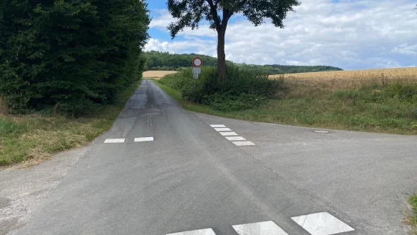 Neue Markierungen sollen verdeutlichen, dass an dieser Kreuzung in Heidelbeck "rechts vor links" gilt. Eine B&uuml;rgerinitiative glaubt allerdings, dass die Unfallgefahr damit noch nicht ausreichend gebannt ist. im Fr&uuml;hjahr war dort ein 13-j&auml;hriger Junge von einem Autofahrer angefahren worden. - &copy; Rainer Korf