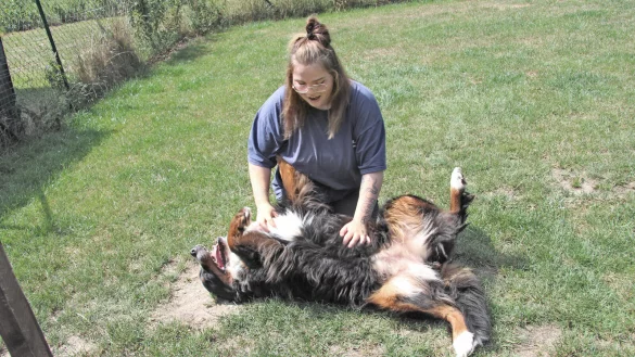 Dahlia Wagner krault Hündin Nelly. - © Nadine Uphoff