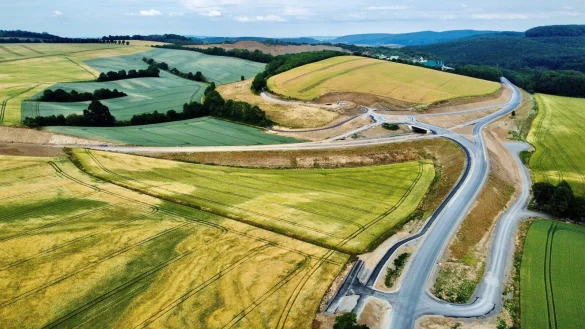 Die k&uuml;nftige Verkehrsf&uuml;hrung am Anschluss der neuen Umgehungsstra&szlig;e an die B 1 zwischen Barntrup und Sonneborn (im Hintergrund) ist auf diesem Luftbild schon zu erkennen: Richtung Niedersachsen gibt es von Barntrup aus &uuml;ber einen Bypass. In der Gegenrichtung gilt: Wer auf der B 1 bleiben will, muss durch den Kreisverkehr und die dritte Ausfahrt nehmen. - &copy; J&ouml;rg Hagemann