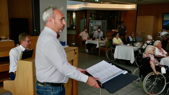 Gottfried Meyer (rechts) und Burkhard Schmidt (am Klavier) haben den Bewohnern des Elisenstifts mit ihren musikalischen Darbietungen eine gro&szlig;e Freude bereitet. - &copy; Rotary Club Lemgo