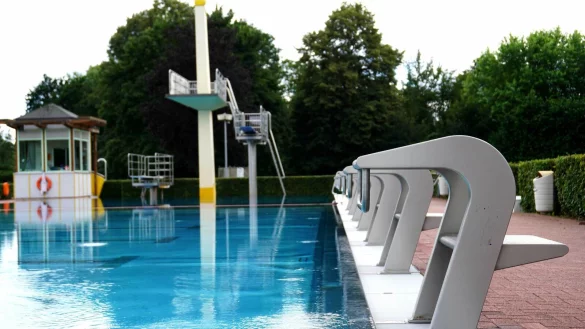 Drei Grad k&uuml;hler: Das Au&szlig;enbecken im Eau-Le wird nur noch auf 29 Grad anstatt wie bisher auf 32 aufgeheizt. - &copy; Stadtwerke Lemgo