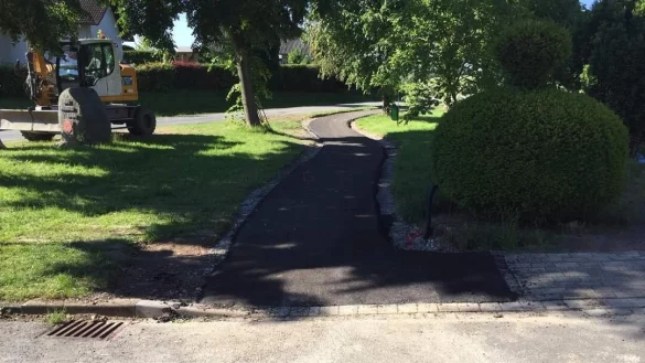 Der neue Gehweg an der Detmolder Straße in Stemmen. - © Mario Hecker