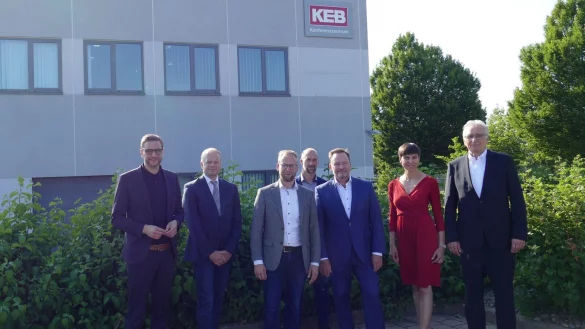 Im Austausch mit den Unternehmen aus Barntrup: IHK-Hauptgeschäftsführer Stefan Sievers, Barntrups Kämmerer Uwe Schünemann, Bürgermeister Borris Ortmeier, der städtische Fachbereichsleiter für Bauen, Ordnung und Soziales, Chris Hütte-Getboga, KEB Geschäftsführer Ralf Lutter, IHK-Referentin Jenny Krumov sowie IHK-Präsident Volker Steinbach (von links). - © IHK Lippe