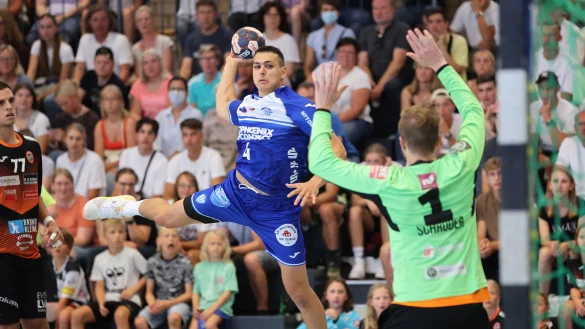 Samuel Zehnder zieht beim Testspiel in Harsewinkel zum Tor. - &copy; paul cohen