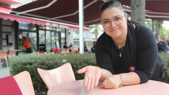 Margherita d'Amuri vom Eiscaf&eacute; "Cordella" zeigt die QR-Codes auf den Tischen. 80 Prozent ihrer G&auml;ste haben den Code genutzt. - &copy; Ulf Hanke