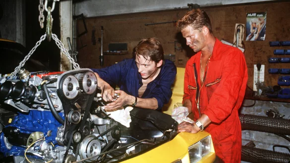 1991: Til Schweiger (r.) und Stefan Gabelhoff tunen einen Manta in einer Szene aus der Komödie "Manta, Manta". Bald kehren sie zurück - zuvor gibt es aber eine Zwischenstation im Kreis Höxter. - © dpa/Horst Ossinger