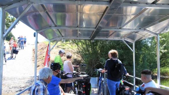 Um nicht auf Grund zu laufen, steuert der Fährmann die Fähre ganz knapp an den Busch. - © David Schellenberg