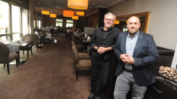 Rainer Benk (l.) verabschiedet sich Ende Juni von der Leitung des Rahdener Westfalen-Hofes. Das Haus mit Hotel und Restaurant "Rupert" &uuml;benimmt Oliver Fissenewert. - &copy; Joern Spreen-Ledebur