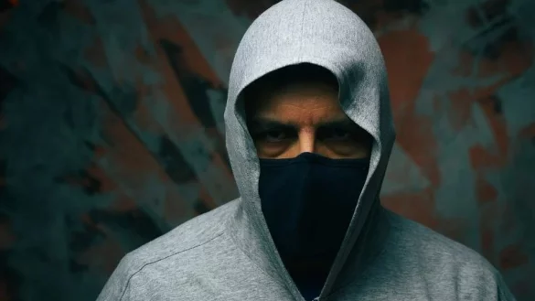 Der T&auml;ter trug eine Kapuze und eine Maske (Symbolfoto). - &copy; Pixabay