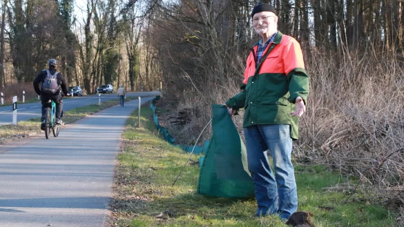 Werner Nowak &auml;rgert sich, dass Unbekannte Teile des Kr&ouml;tenzauns entwendet haben. Die Begrenzung sichert das &Uuml;berleben der Amphibien. - &copy; Knut Dinter