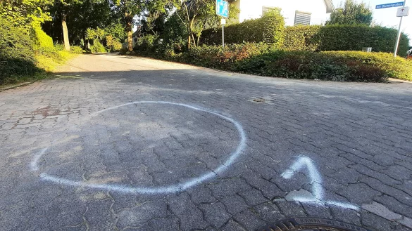 Vor Ort erinnern nur noch ein paar Markierungen der Polizei an den tragischen Unfall. - &copy; David Schellenberg
