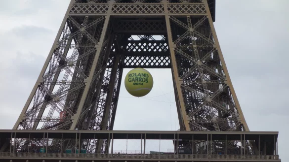 Anl&auml;sslich der French Open hing im Jahr 2014 ein riesiger Tennisball im Eiffelturm. - &copy; Norbert Schmidt