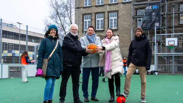 Nadine Vormweg (Stadt Detmold, von links), Uwe Rafflenbeul (Bezirksregierung), B&uuml;rgermeister Frank Hilker, Schulleiterin Dr. Alexandra Nolte und Guido Freitag (Gymnasium Leopoldinum) weihen das neue Kleinspielfeld an der Hornschen Stra&szlig;e ein. - &copy; Raphael Bartling