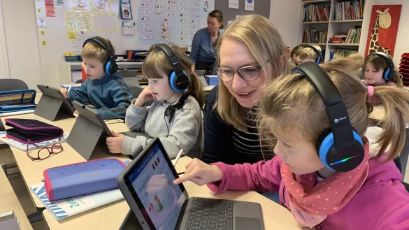 Mit dem iPad zu lernen, motiviert Lisa (vorne) und ihre Klassenkameraden. Dass die Kinder alle ein eigenes Ger&auml;t haben, mache das Arbeiten damit deutlich effizienter, sagt Lehrerin Gudrun Buschmeier. - &copy; Ivonne Michel