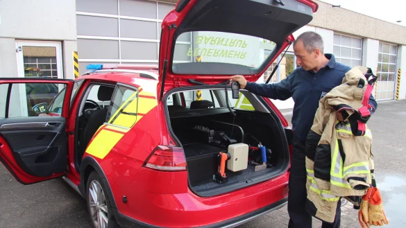 Stefan Jakob, Leiter der Freiwilligen Feuerwehr Barntrup, zeigte im Sommer den neuen Kommandowagen. - &copy; Nadine Uphoff