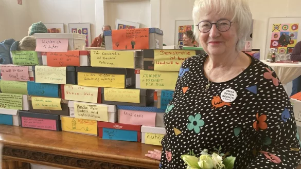 Brigitte van Ahee von den Omas gegen Rechts freut sich &uuml;ber die Ausstellung im Rathaus, an der sich viele Menschen beteiligt haben. - &copy; Cordula Gr&ouml;ne