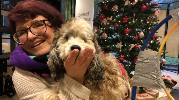 Jutta Ga&szlig;mann mit Hund "Judy" in der Medicare Seniorenresidenz. - &copy; Sven Kienscherf