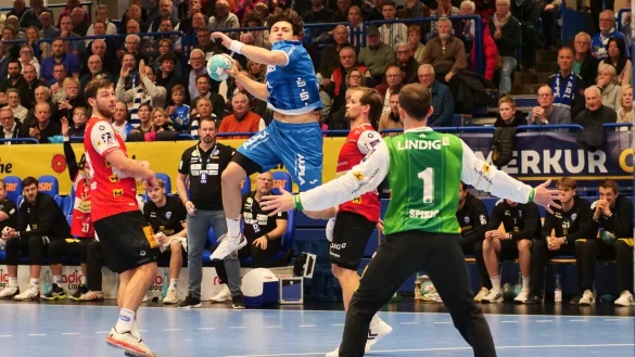 Zu schnell zum Zupacken: Thomas Houtepen fliegt an Malte Donker und Willy Weyhrauch vorbei und trifft auch gegen Torh&uuml;ter Matija Spikic. - &copy; J&ouml;rg Hagemann