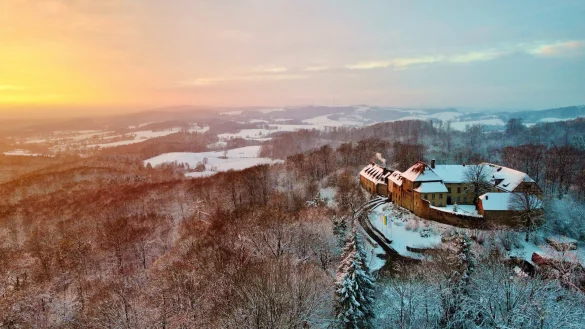 Sonnenunterg&auml;nge mit Strand und Palmen kann jeder. Von der Burg Sternberg aus lassen sich auch "Sundowner" ins D&ouml;rentruper Flachland genie&szlig;en. - &copy; J&ouml;rg Hagemann