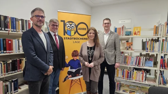 Stadtmarketingleiter Ralf Hammacher (von links), F&ouml;rdervereinsvorsitzender Michael Biermann, die Leiterin der Stadtbibliothek Eva-Maria Allert und B&uuml;rgermeister Matthias Kalkreuter freuen sich auf ein Festjahr mit einem umfangreichen Geburtstagsprogramm: Die Stadtb&uuml;cherei wird 100. - &copy; Astrid Sewing