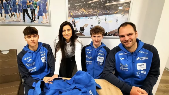 Nehmen in einer der renovierten Wohnungen Platz: Handballer Eric Byczek, die ehrenamtliche Mitarbeiterin G&uuml;lpenbe Sch&ouml;lpert, Handballer Mick Borkowski und Jugendkoordinator Lasse Bracksiek. - &copy; Oliver K&ouml;nig