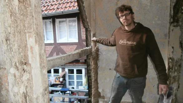 Ayran Otremba bei Arbeiten in einem Fachwerkhaus von 1598. - &copy; Joachim G&ouml;res