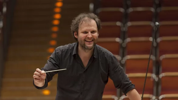 Dirigent David Marlow steht beim Neujahrskonzert am Pult. - &copy; WDR/Thomas Kost