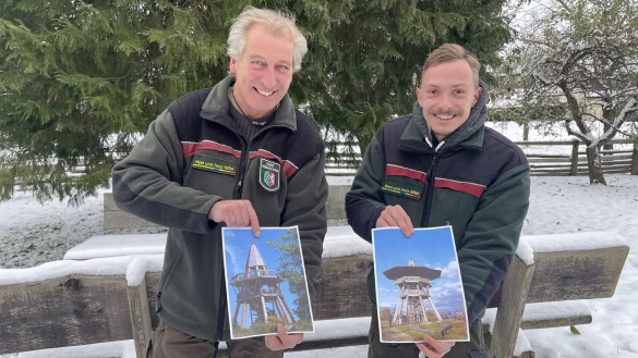 Revierf&ouml;rster Andreas Bathe (links) zeigt ein Foto vom ersten Eggeturm, sein Kollege Forstinspektoranw&auml;rter Ammon Haupt eines vom neuen Turm, wie er 2010 umgebaut worden ist. - &copy; Silke Buhrmester