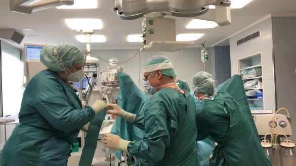 Das Klinikum wird ein Top-Versorger für die Lipper bleiben, versprechen Gesellschafter Kreis und Geschäftsführung. Hier ein Blick in den OP. - © Archivfoto: Martin Hostert
