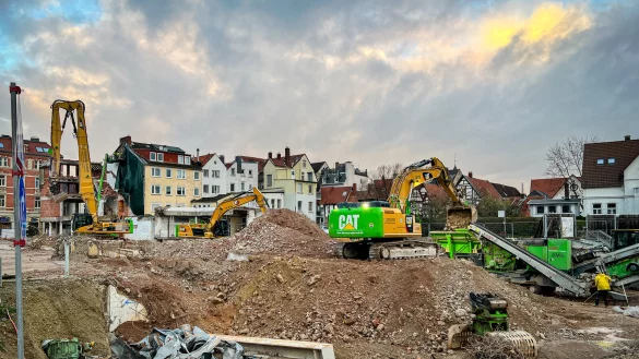 Kurz vor Weihnachten ist von der ehemaligen Einkaufsgalerie kaum mehr etwas zu erkennen. Die abgebrochenen Mauerreste werden zerkleinert, um später als Füllmaterial wiederverwendet werden zu können. - © Raphael Bartling