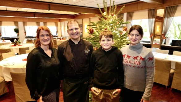 Im Restaurant: Nicole und Stefan Austmann und den Kindern Emma Sophie und Luis Benedikt. - &copy; Peter Unger