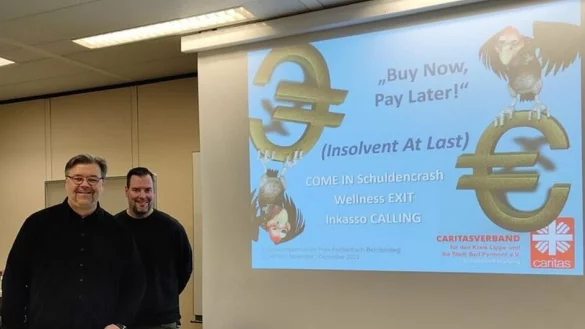 Schuldnerberater Rainer Bartonitschek und Schulsozialarbeiter Florian Holtmann informieren die Schüler des Berufskollegs. - © FFB