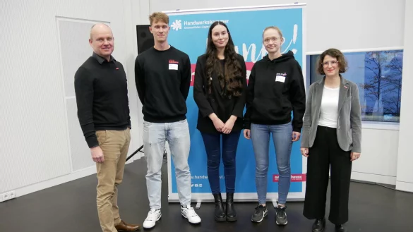 Carl-Christian Goll, Geschäftsführer Berufsbildung der
Handwerkskammer (links) und die und Projektverantwortliche Tuba Kantis (rechts) zeichneten Marvin Klatte, Lina Ayesa Rolón und Johanna Stoellger
(von links) aus. - © Handwerkskammer OWL