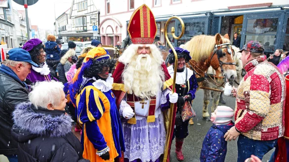 Sint Nicolaas und seine Zwarten Pieten auf dem Blomberger Marktplatz: F&uuml;r die Grundschule am Weinberg ist diese Tradition mit nur geru&szlig;ten Gesichtern als leichte Version von "Blackfacing" rassistisch. - &copy; Nicole Ellerbrake
