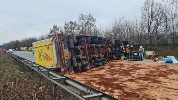 Der d&auml;nische Lkw liegt quer auf der A2. Die Feuerwehr hat Kraftstoffe und Betriebsstoffe abgestreut, die aus den Tanks ausgelaufen war. - &copy; Andreas Eickhoff